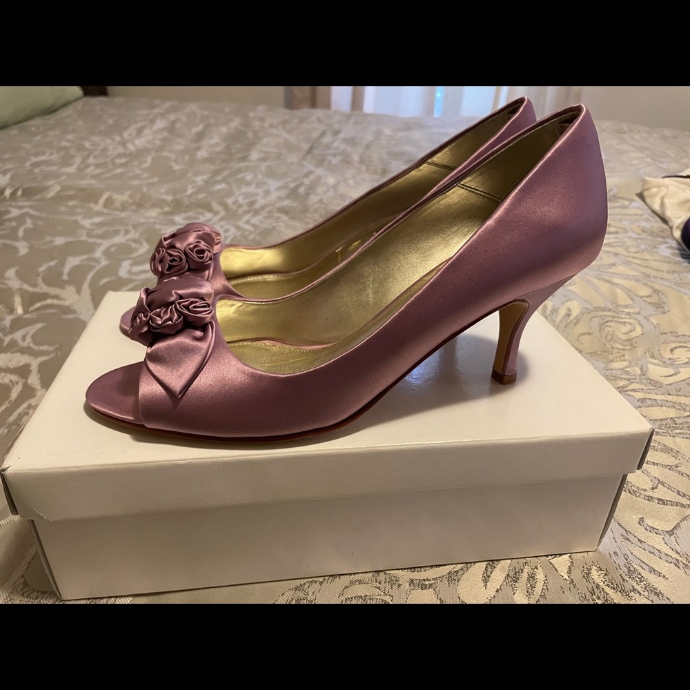 Caparros mauve satin dress shoes